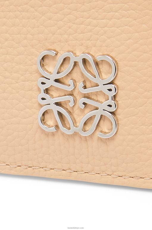 Loewe zincirli çakıl taneli dana derisinden anagram kare kartlık 026001368 kadınlar çıplak