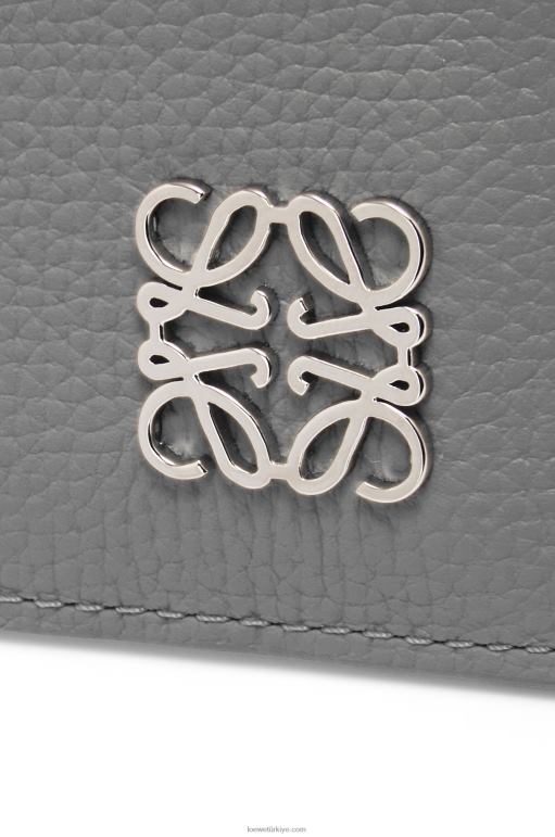 Loewe zincirli çakıl taneli dana derisinden anagram kare kartlık 026001384 kadınlar asfalt grisi