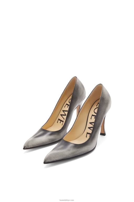 Loewe dana derisinde komik klasik pompa 02600749 kadınlar antoryum beyazı/siyah