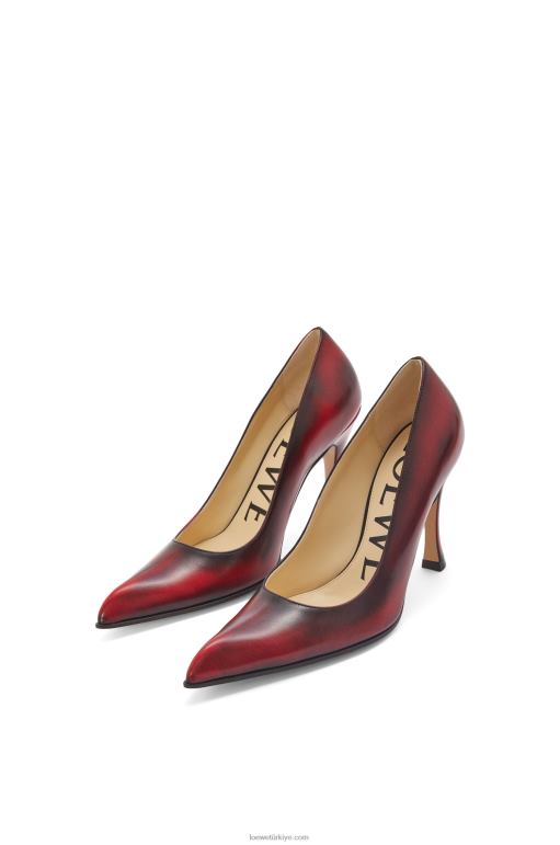 Loewe dana derisinde komik klasik pompa 02600750 kadınlar antoryum kırmızısı/siyah