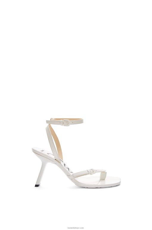 Loewe kuzu derisinden petal stiletto sandalet 02600675 kadınlar beyaz