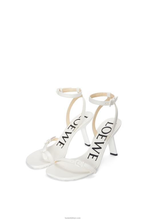 Loewe kuzu derisinden petal stiletto sandalet 02600675 kadınlar beyaz