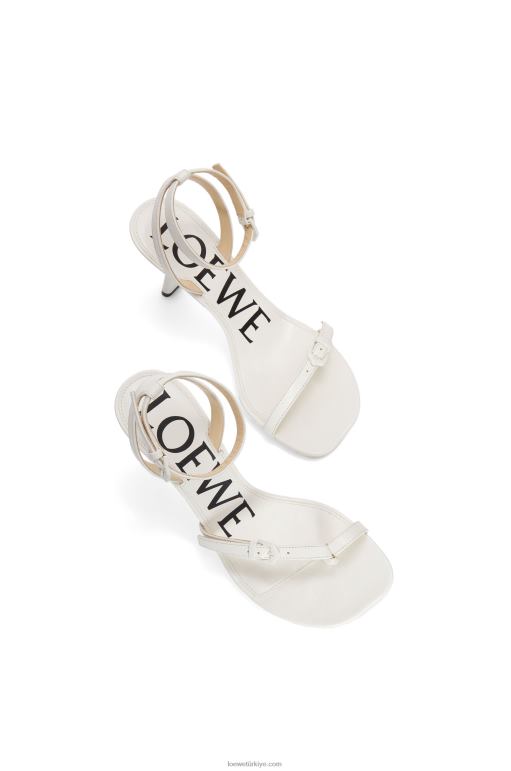 Loewe kuzu derisinden petal stiletto sandalet 02600675 kadınlar beyaz