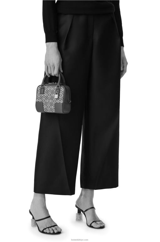 Loewe anagram jakar ve dana derisinden amazona 16 kare çanta 02600139 kadınlar lacivert/siyah