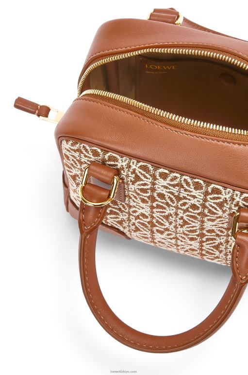 Loewe anagram jakar ve dana derisinden amazona 16 kare çanta 02600163 kadınlar bronzluk / ceviz