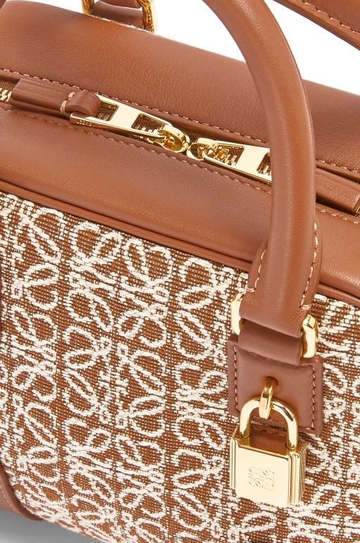 Loewe anagram jakar ve dana derisinden amazona 16 kare çanta 02600163 kadınlar bronzluk / ceviz