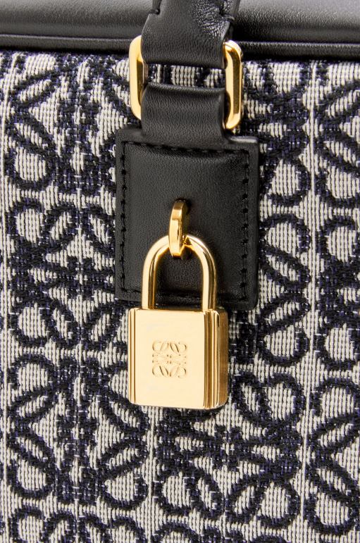Loewe anagram jakarlı ve dana derisinde amazona 23 02600150 kadınlar lacivert/siyah