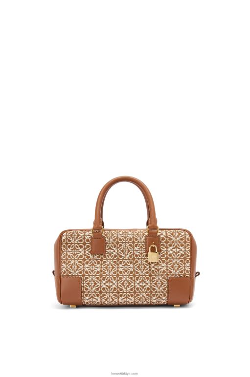 Loewe anagram jakarlı ve dana derisinde amazona 23 02600162 kadınlar bronzluk / ceviz