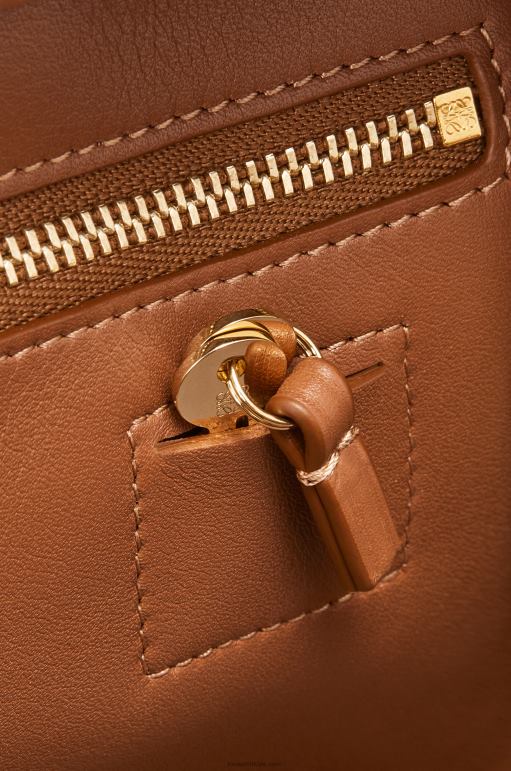 Loewe anagram jakarlı ve dana derisinde amazona 23 02600162 kadınlar bronzluk / ceviz