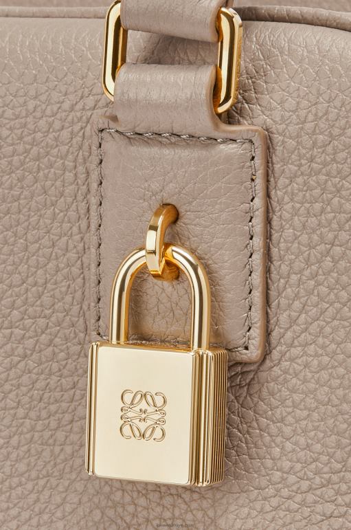 Loewe yumuşak damarlı dana derisinden amazona 19 kare çanta 02600155 kadınlar kum