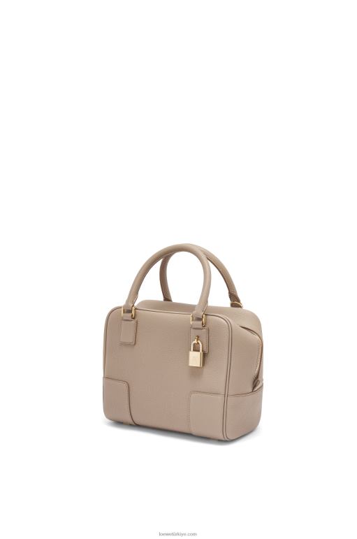 Loewe yumuşak damarlı dana derisinden amazona 19 kare çanta 02600155 kadınlar kum
