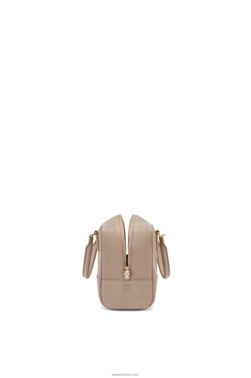 Loewe yumuşak damarlı dana derisinden amazona 19 kare çanta 02600155 kadınlar kum