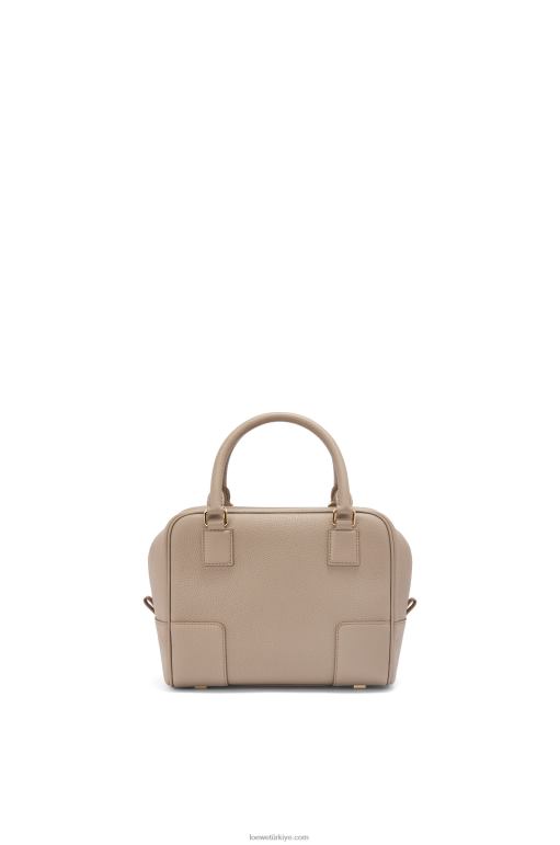 Loewe yumuşak damarlı dana derisinden amazona 19 kare çanta 02600155 kadınlar kum