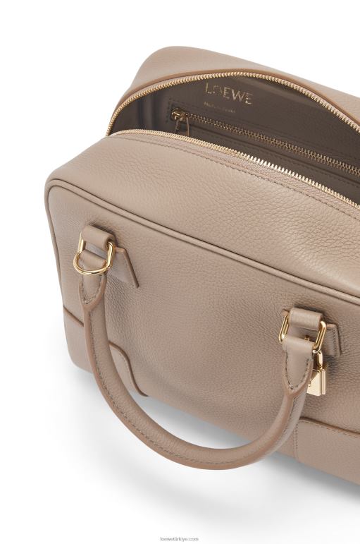 Loewe yumuşak damarlı dana derisinden amazona 19 kare çanta 02600155 kadınlar kum