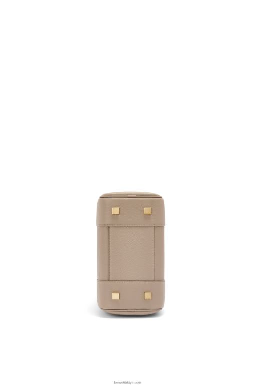 Loewe yumuşak damarlı dana derisinden amazona 19 kare çanta 02600155 kadınlar kum