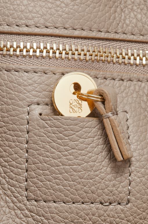 Loewe yumuşak damarlı dana derisinden amazona 19 kare çanta 02600155 kadınlar kum