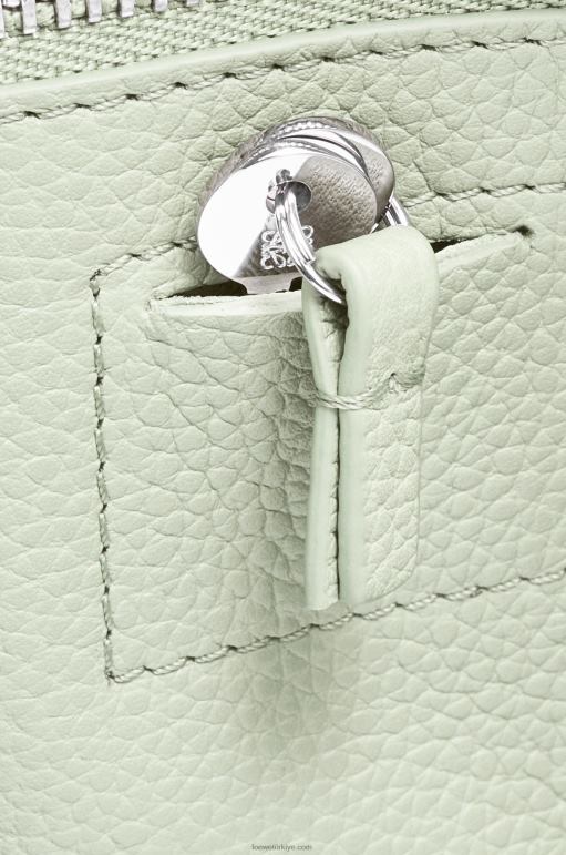 Loewe yumuşak damarlı dana derisinden amazona 23 çantası 02600135 kadınlar hafif seladonlar