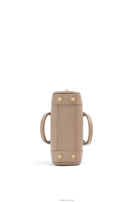 Loewe yumuşak damarlı dana derisinden amazona 23 çantası 02600154 kadınlar kum