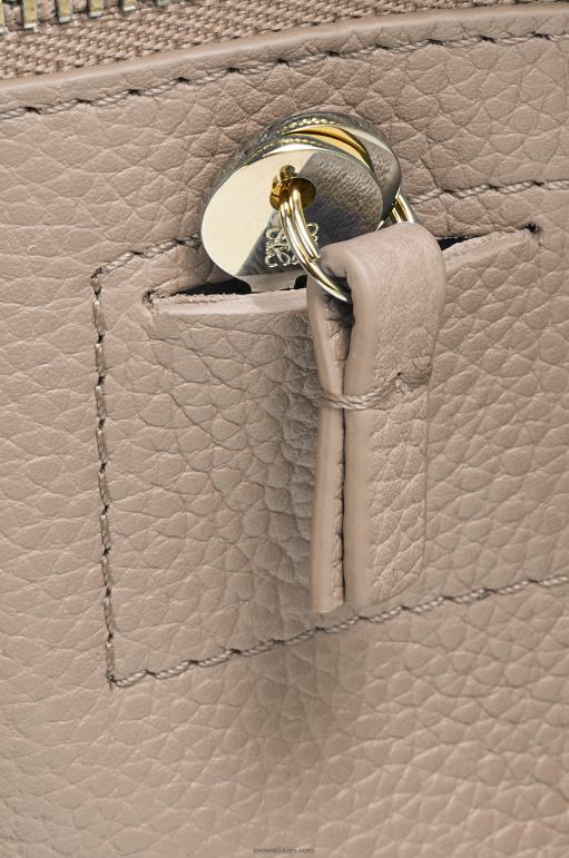 Loewe yumuşak damarlı dana derisinden amazona 23 çantası 02600154 kadınlar kum