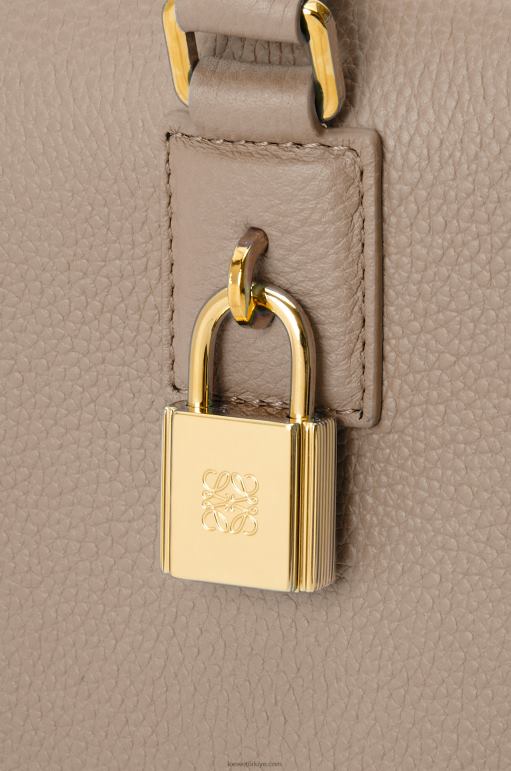 Loewe yumuşak damarlı dana derisinden amazona 28 çantası 02600153 kadınlar kum