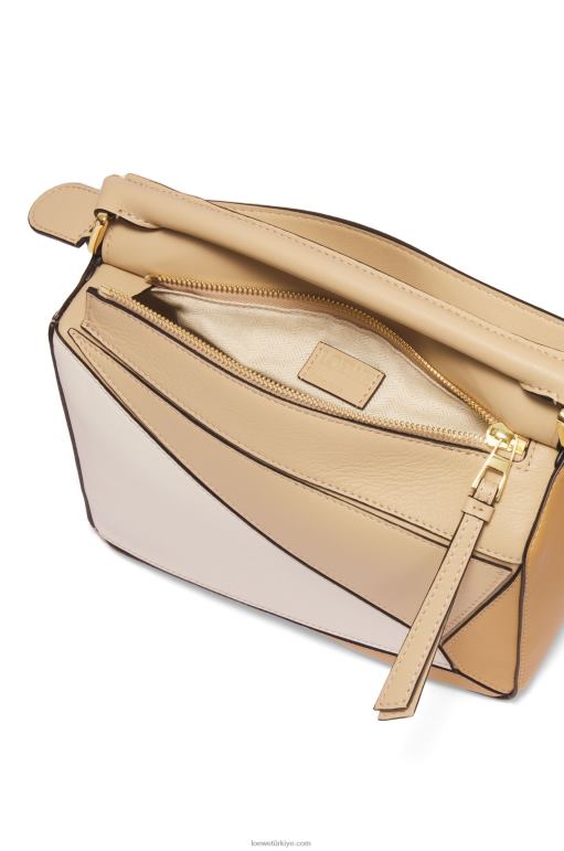 Loewe klasik dana derisinden küçük yapboz çanta 02600396 kadınlar tozlu bej/yumuşak beyaz