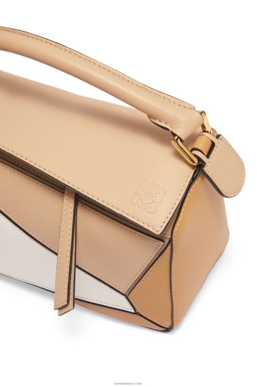 Loewe klasik dana derisinden küçük yapboz çanta 02600396 kadınlar tozlu bej/yumuşak beyaz