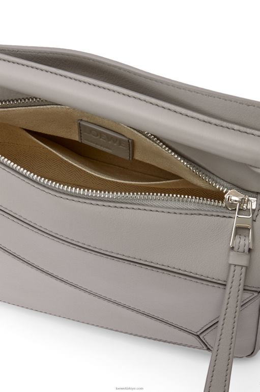 Loewe klasik dana derisinden küçük yapboz çanta 02600537 kadınlar inci grisi