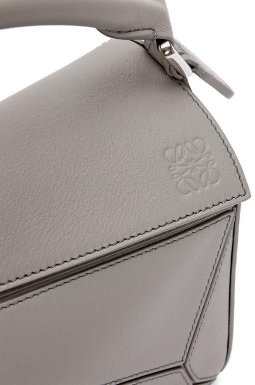 Loewe klasik dana derisinden küçük yapboz çanta 02600537 kadınlar inci grisi