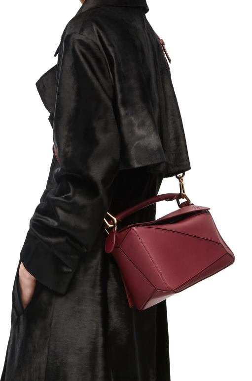 Loewe klasik dana derisinden küçük yapboz çanta 02600544 kadınlar yabani çilek