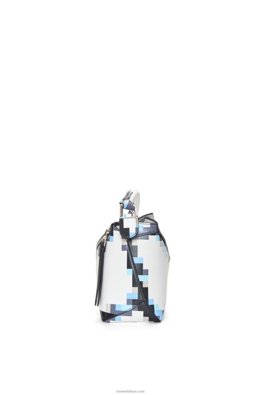 Loewe saten dana derisinden küçük pikselli puzzle kenar çantası 02600395 kadınlar beyaz