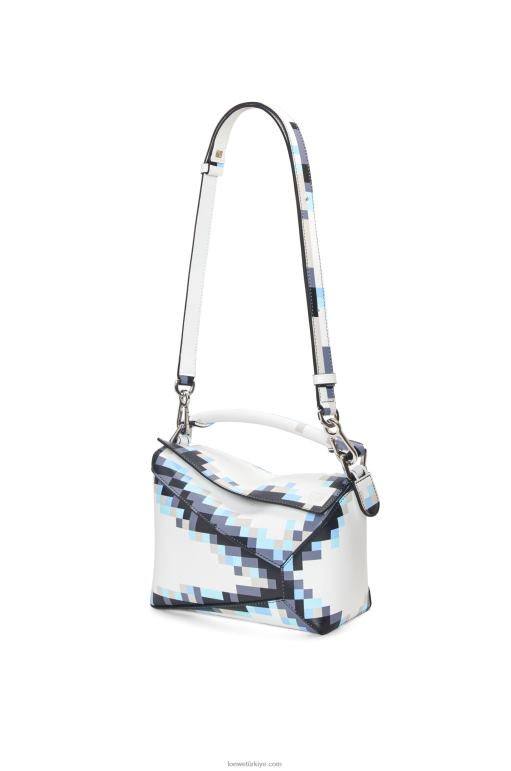 Loewe saten dana derisinden küçük pikselli puzzle kenar çantası 02600395 kadınlar beyaz