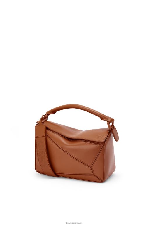 Loewe saten dana derisinden küçük yapboz çanta 02600470 kadınlar ceviz