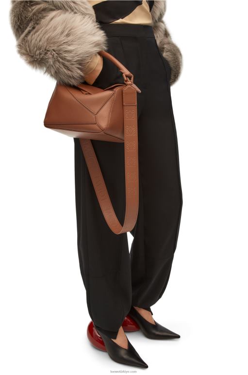 Loewe saten dana derisinden küçük yapboz çanta 02600470 kadınlar ceviz