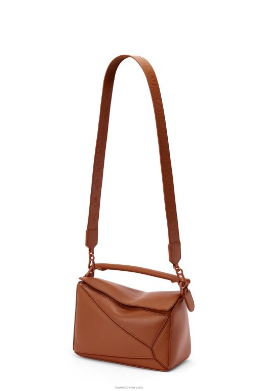 Loewe saten dana derisinden küçük yapboz çanta 02600470 kadınlar ceviz