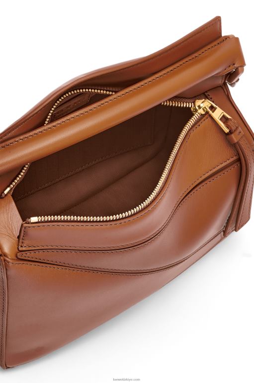 Loewe saten dana derisinden küçük yapboz çanta 02600470 kadınlar ceviz
