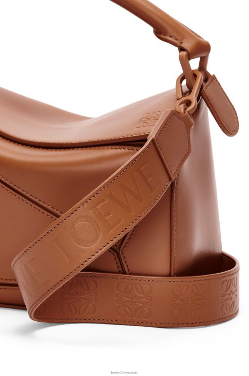 Loewe saten dana derisinden küçük yapboz çanta 02600470 kadınlar ceviz