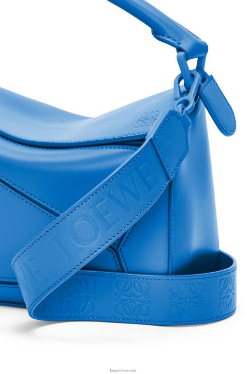 Loewe saten dana derisinden küçük yapboz çanta 02600480 kadınlar tüplü mavi