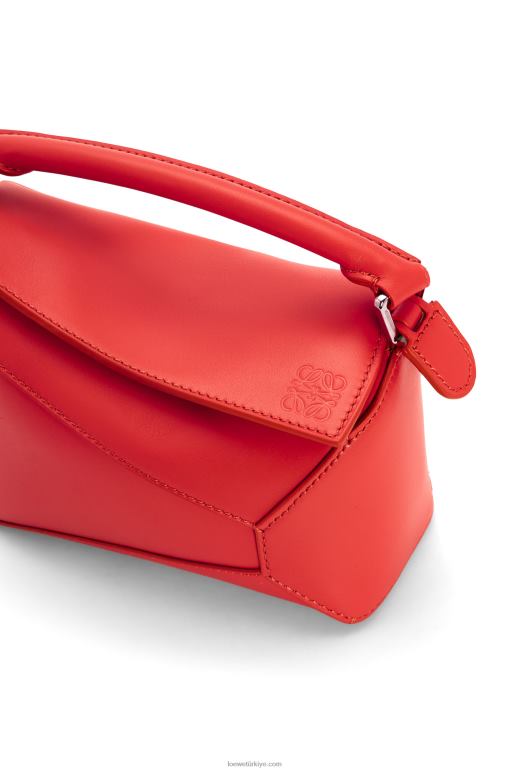 Loewe saten dana derisinden mini puzzle kenar çantası 02600213 kadınlar kırmızı