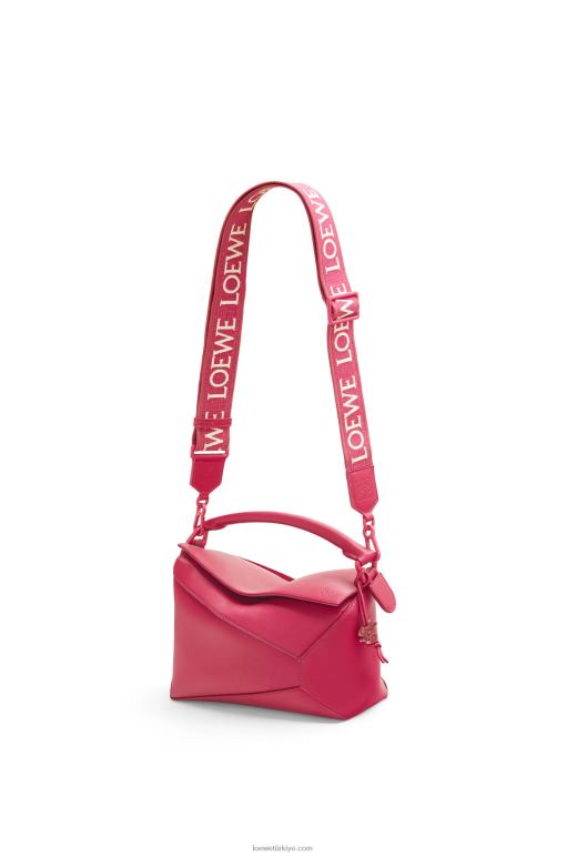 Loewe saten dana derisinden yapboz kenarlı küçük çanta 02600436 kadınlar yakut kırmızısı sır