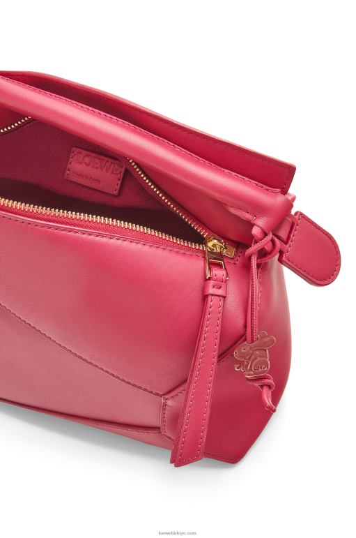 Loewe saten dana derisinden yapboz kenarlı küçük çanta 02600436 kadınlar yakut kırmızısı sır