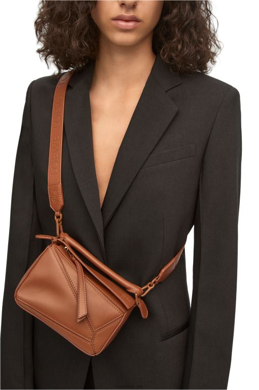 Loewe saten dana derisinden yapboz mini çanta 02600273 kadınlar ceviz