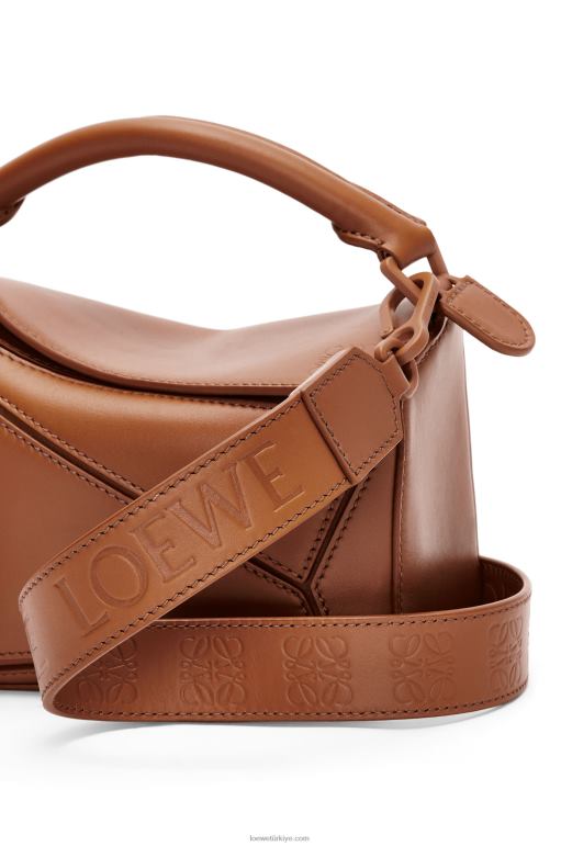 Loewe saten dana derisinden yapboz mini çanta 02600273 kadınlar ceviz