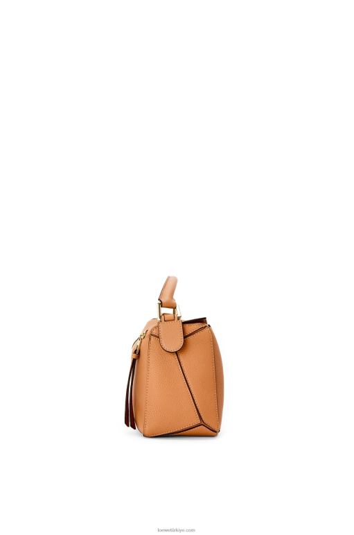 Loewe yumuşak damarlı dana derisinden küçük yapboz çanta 02600368 kadınlar hafif karamel