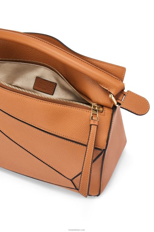 Loewe yumuşak damarlı dana derisinden yapboz çanta 02600369 kadınlar hafif karamel
