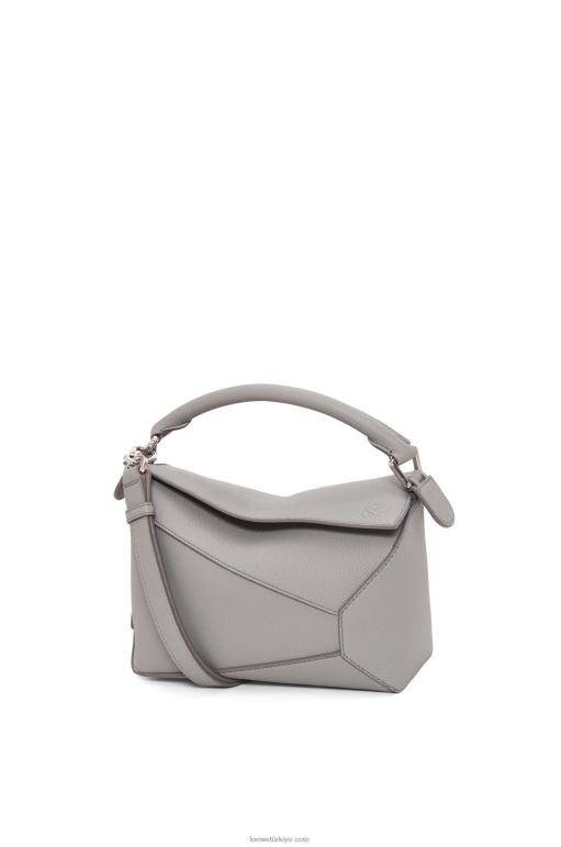 Loewe yumuşak taneli dana derisinden küçük yapboz kenarlı çanta 02600366 kadınlar inci grisi
