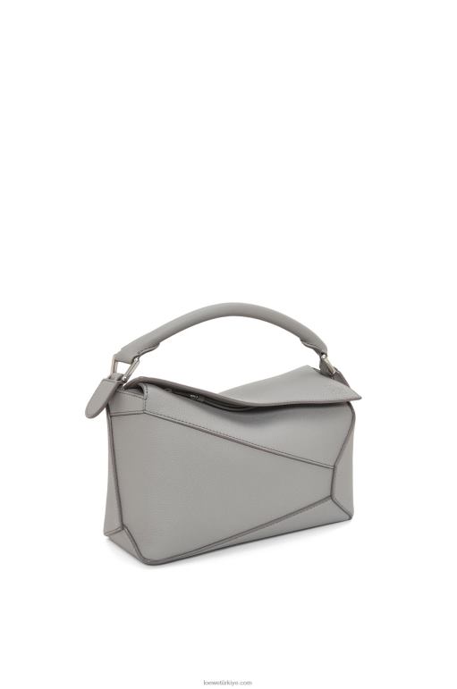 Loewe yumuşak taneli dana derisinden küçük yapboz kenarlı çanta 02600366 kadınlar inci grisi