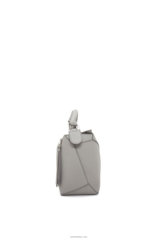 Loewe yumuşak taneli dana derisinden küçük yapboz kenarlı çanta 02600366 kadınlar inci grisi