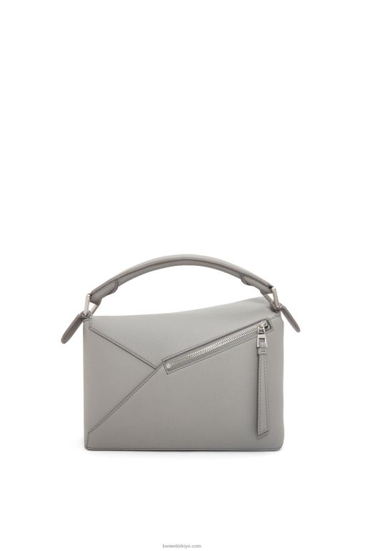 Loewe yumuşak taneli dana derisinden küçük yapboz kenarlı çanta 02600366 kadınlar inci grisi
