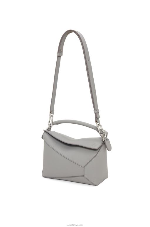 Loewe yumuşak taneli dana derisinden küçük yapboz kenarlı çanta 02600366 kadınlar inci grisi