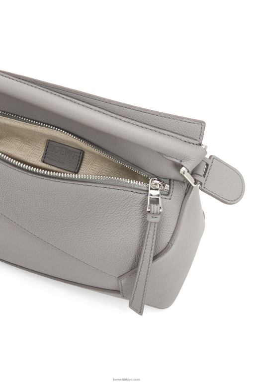 Loewe yumuşak taneli dana derisinden küçük yapboz kenarlı çanta 02600366 kadınlar inci grisi